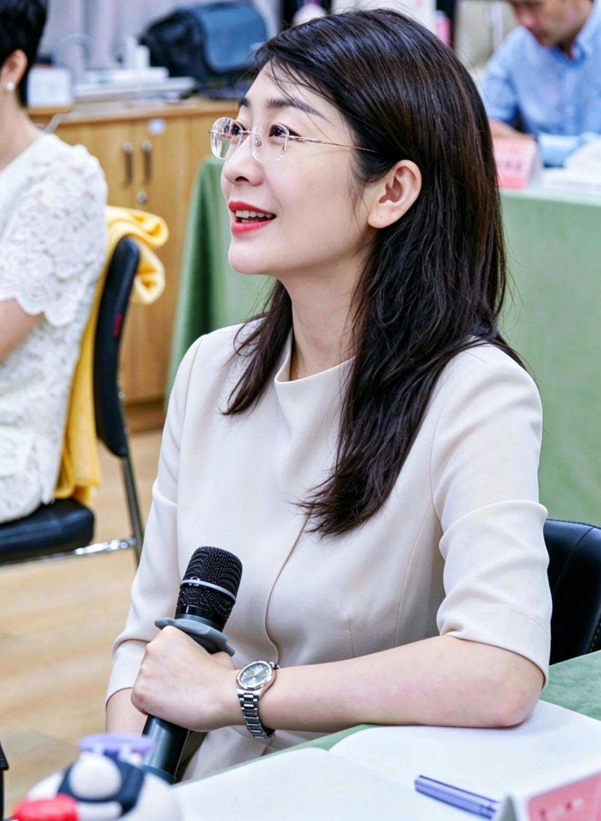 张聪聪 家庭教育指导师 在讲台上讲课